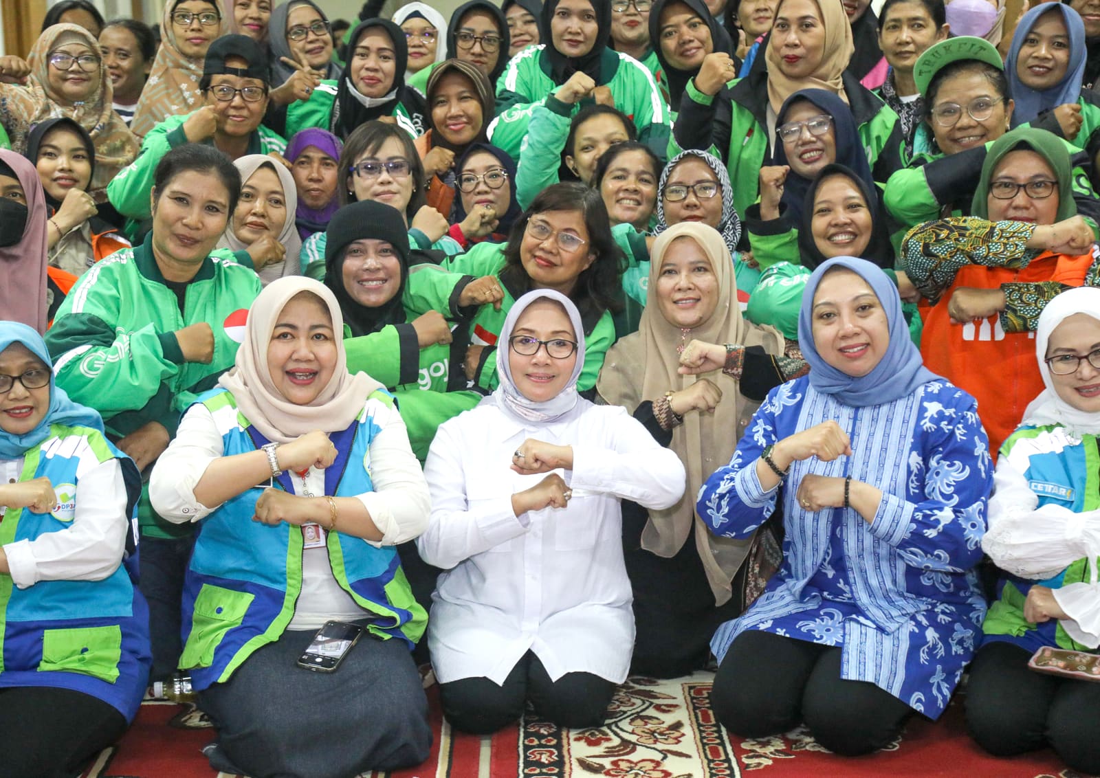 Foto bersama peserta kegiatan KPPPA dalam jumlah besar